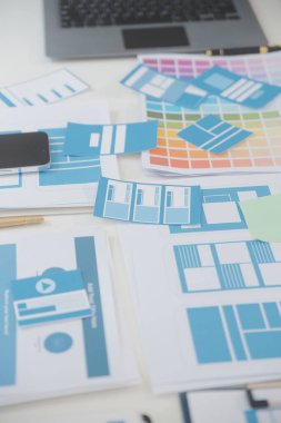 ux geliştiricisi ve ui tasarımcısı modern ofisteki mobil uygulama arayüzü kablo tasarımı hakkında geliştirilmiş gerçeklik beyin fırtınası kullanın. Yaratıcı dijital geliştirme ajansı