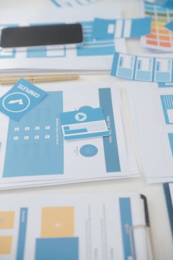 ux geliştiricisi ve ui tasarımcısı modern ofisteki mobil uygulama arayüzü kablo tasarımı hakkında geliştirilmiş gerçeklik beyin fırtınası kullanın. Yaratıcı dijital geliştirme ajansı