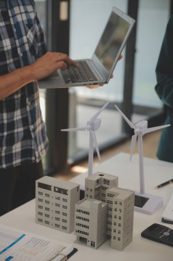 Elektrik mühendisi ve iş adamı binanın çatısındaki yeni güneş pili panelini tartışıyorlar. Alternatif enerji kavramı.