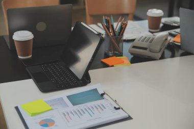 İş ekibi toplantısı yeni bir başlangıç projesi üzerinde çalışıyor, verileri tartışıyor ve analiz ediyor çizelgeler ve grafikler. Dijital tablet, hesap makinesi, dizüstü bilgisayar kullanımı, iş finans ve muhasebe kavramı.