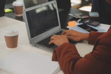 İş ekibi toplantısı yeni bir başlangıç projesi üzerinde çalışıyor, verileri tartışıyor ve analiz ediyor çizelgeler ve grafikler. Dijital tablet, hesap makinesi, dizüstü bilgisayar kullanımı, iş finans ve muhasebe kavramı.