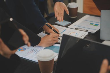 İş ekibi toplantısı yeni bir başlangıç projesi üzerinde çalışıyor, verileri tartışıyor ve analiz ediyor çizelgeler ve grafikler. Dijital tablet, hesap makinesi, dizüstü bilgisayar kullanımı, iş finans ve muhasebe kavramı.