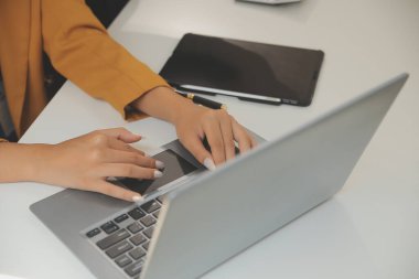 İş adamlarıyla takım çalışması toplantı odasındaki masanın üzerinde maliyet analizi grafiği. İş dünyası ekibi toplantıları ve brifing stratejilerini tartıştı. Pazarlık, Analiz, Tartışma