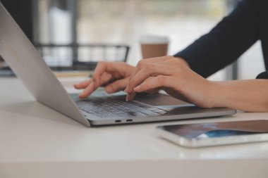 Asyalı iş kadını dizüstü bilgisayar kullanıyor ve ofiste hesap makinesi ile çalışıyor, mali raporu, iş planı yatırımını, mali analiz konseptini analiz etmeyi planlıyor..