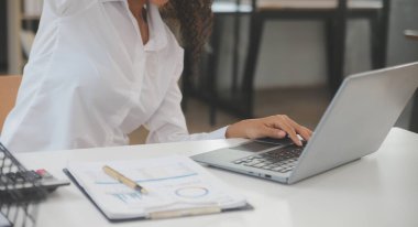 Genç Asyalı iş adamlarından oluşan bir grup. Yaratıcı iş adamı. Başarılı bir iş ortağı olmaktan mutluluk duyarlar..