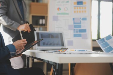 ux geliştiricisi ve ui tasarımcısı modern ofisteki mobil uygulama arayüzü kablo tasarımı hakkında geliştirilmiş gerçeklik beyin fırtınası kullanın. Yaratıcı dijital geliştirme ajansı