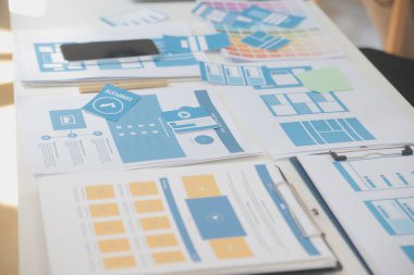 ux geliştiricisi ve ui tasarımcısı modern ofisteki mobil uygulama arayüzü kablo tasarımı hakkında geliştirilmiş gerçeklik beyin fırtınası kullanın. Yaratıcı dijital geliştirme ajansı