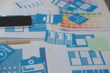 ux geliştiricisi ve ui tasarımcısı modern ofisteki mobil uygulama arayüzü kablo tasarımı hakkında geliştirilmiş gerçeklik beyin fırtınası kullanın. Yaratıcı dijital geliştirme ajansı