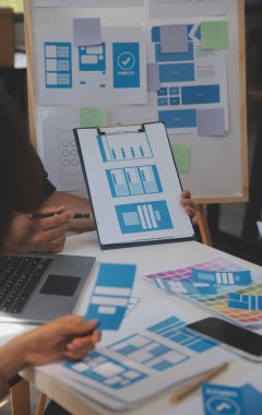 ux geliştiricisi ve ui tasarımcısı modern ofisteki mobil uygulama arayüzü kablo tasarımı hakkında geliştirilmiş gerçeklik beyin fırtınası kullanın. Yaratıcı dijital geliştirme ajansı