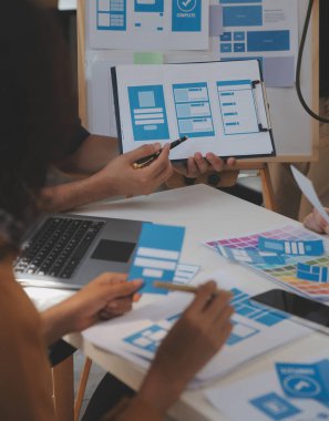 ux geliştiricisi ve ui tasarımcısı modern ofisteki mobil uygulama arayüzü kablo tasarımı hakkında geliştirilmiş gerçeklik beyin fırtınası kullanın. Yaratıcı dijital geliştirme ajansı