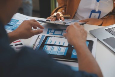 ux geliştiricisi ve ui tasarımcısı modern ofisteki mobil uygulama arayüzü kablo tasarımı hakkında geliştirilmiş gerçeklik beyin fırtınası kullanın. Yaratıcı dijital geliştirme ajansı