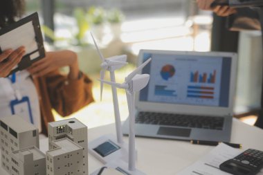 Elektrik mühendisi ve iş adamı binanın çatısındaki yeni güneş pili panelini tartışıyorlar. Alternatif enerji kavramı.