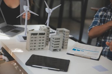 Elektrik mühendisi ve iş adamı binanın çatısındaki yeni güneş pili panelini tartışıyorlar. Alternatif enerji kavramı.