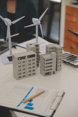 Elektrik mühendisi ve iş adamı binanın çatısındaki yeni güneş pili panelini tartışıyorlar. Alternatif enerji kavramı.