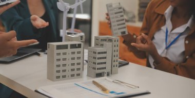 Elektrik mühendisi ve iş adamı binanın çatısındaki yeni güneş pili panelini tartışıyorlar. Alternatif enerji kavramı.