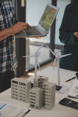 Elektrik mühendisi ve iş adamı binanın çatısındaki yeni güneş pili panelini tartışıyorlar. Alternatif enerji kavramı.