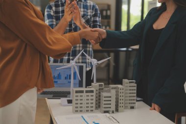 Elektrik mühendisi ve iş adamı binanın çatısındaki yeni güneş pili panelini tartışıyorlar. Alternatif enerji kavramı.