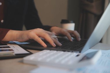 Model mobil uygulama ve web sitesi için UX UI tasarım süreci. Profesyonel uygulama geliştiricisi için kablo grafiğinin yaratıcı prototipi .