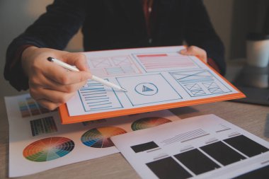 Model mobil uygulama ve web sitesi için UX UI tasarım süreci. Profesyonel uygulama geliştiricisi için kablo grafiğinin yaratıcı prototipi .