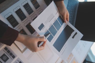 Model mobil uygulama ve web sitesi için UX UI tasarım süreci. Profesyonel uygulama geliştiricisi için kablo grafiğinin yaratıcı prototipi .