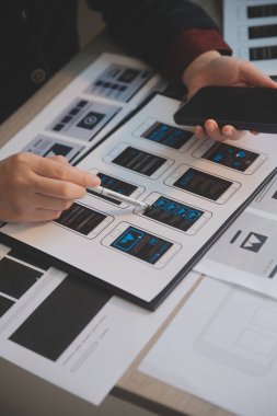 Model mobil uygulama ve web sitesi için UX UI tasarım süreci. Profesyonel uygulama geliştiricisi için kablo grafiğinin yaratıcı prototipi .