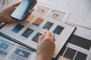 Model mobil uygulama ve web sitesi için UX UI tasarım süreci. Profesyonel uygulama geliştiricisi için kablo grafiğinin yaratıcı prototipi .