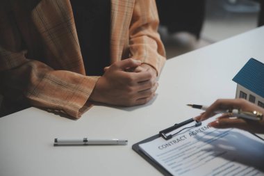 Emlakçı ve müşteri ev, sigorta ya da emlak satın almak için sözleşme imzalarlar. Ev kiralarlar, sigorta yaptırırlar, emlak veya emlak kredisi alırlar..