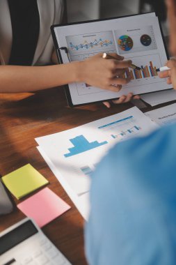 Modern dizüstü bilgisayarla gelir tabloları ve grafiklerini analiz eden iş ekibini kapatın. İş analizi ve strateji kavramı.