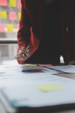 Modern dizüstü bilgisayarla gelir tabloları ve grafiklerini analiz eden iş ekibini kapatın. İş analizi ve strateji kavramı.