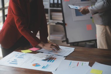 Modern dizüstü bilgisayarla gelir tabloları ve grafiklerini analiz eden iş ekibini kapatın. İş analizi ve strateji kavramı.