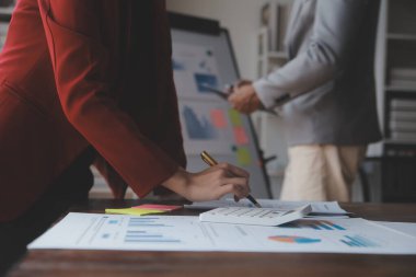 Modern dizüstü bilgisayarla gelir tabloları ve grafiklerini analiz eden iş ekibini kapatın. İş analizi ve strateji kavramı.