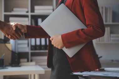 İş kadını iş yerinde partneriyle tokalaşıyor