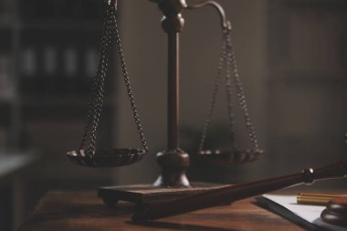 Yargıç çekici, adalet terazisi, hukuk kitabı, dizüstü bilgisayar ve hukuk ve adalet kavramına sahip sözleşme belgeleri..