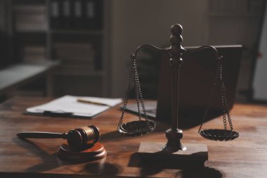 Yargıç çekici, adalet terazisi, hukuk kitabı, dizüstü bilgisayar ve hukuk ve adalet kavramına sahip sözleşme belgeleri..