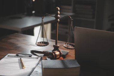Yargıç çekici, adalet terazisi, hukuk kitabı, dizüstü bilgisayar ve hukuk ve adalet kavramına sahip sözleşme belgeleri..