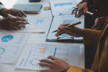 Finansal analistler, şirketlerin başarılı takım çalışmalarının sonuçlarını gösteren bir toplantıda bir dijital tablet planlama yatırım projesinin ticari mali raporlarını analiz ediyorlar..