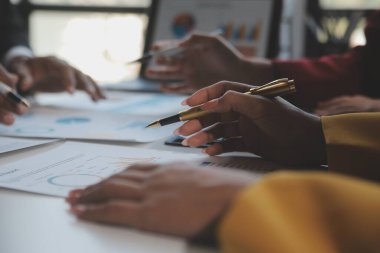 Finansal analistler, şirketlerin başarılı takım çalışmalarının sonuçlarını gösteren bir toplantıda bir dijital tablet planlama yatırım projesinin ticari mali raporlarını analiz ediyorlar..