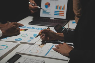 Finansal analistler, şirketlerin başarılı takım çalışmalarının sonuçlarını gösteren bir toplantıda bir dijital tablet planlama yatırım projesinin ticari mali raporlarını analiz ediyorlar..