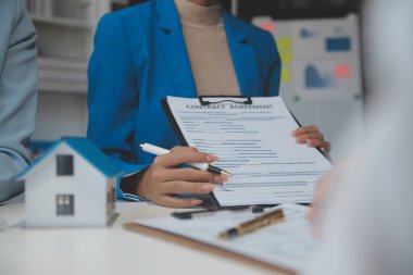 Emlakçı ve müşteri ev, sigorta ya da emlak satın almak için sözleşme imzalarlar. Ev kiralarlar, sigorta yaptırırlar, emlak veya emlak kredisi alırlar..