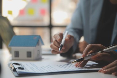 Emlakçı ve müşteri ev, sigorta ya da emlak satın almak için sözleşme imzalarlar. Ev kiralarlar, sigorta yaptırırlar, emlak veya emlak kredisi alırlar..