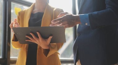 Modern dizüstü bilgisayarla gelir tabloları ve grafiklerini analiz eden iş ekibini kapatın. İş analizi ve strateji kavramı.