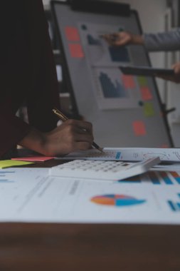 Modern dizüstü bilgisayarla gelir tabloları ve grafiklerini analiz eden iş ekibini kapatın. İş analizi ve strateji kavramı.