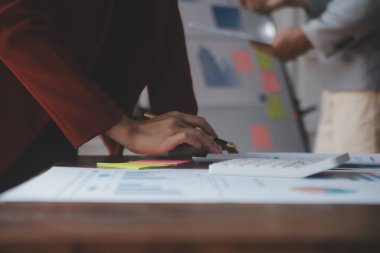 Modern dizüstü bilgisayarla gelir tabloları ve grafiklerini analiz eden iş ekibini kapatın. İş analizi ve strateji kavramı.