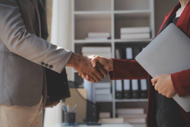 İki iş adamı buluştuktan sonra el sıkışıyor. iş toplantısı