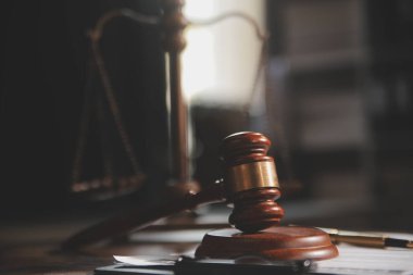 Yargıç çekici, adalet terazisi, hukuk kitabı, dizüstü bilgisayar ve hukuk ve adalet kavramına sahip sözleşme belgeleri..