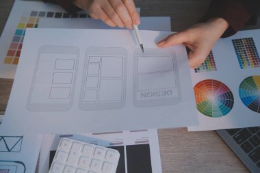 Model mobil uygulama ve web sitesi için UX UI tasarım süreci. Profesyonel uygulama geliştiricisi için kablo grafiğinin yaratıcı prototipi .