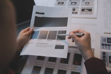 Model mobil uygulama ve web sitesi için UX UI tasarım süreci. Profesyonel uygulama geliştiricisi için kablo grafiğinin yaratıcı prototipi .