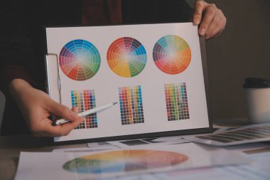 Model mobil uygulama ve web sitesi için UX UI tasarım süreci. Profesyonel uygulama geliştiricisi için kablo grafiğinin yaratıcı prototipi .
