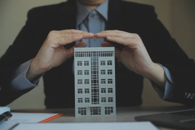 Emlakçı ve müşteri ev, sigorta ya da emlak satın almak için sözleşme imzalarlar. Ev kiralarlar, sigorta yaptırırlar, emlak veya emlak kredisi alırlar..