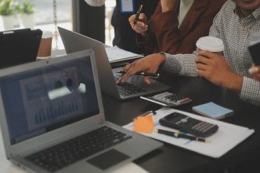 İş ekibi toplantısı yeni bir başlangıç projesi üzerinde çalışıyor, verileri tartışıyor ve analiz ediyor çizelgeler ve grafikler. Dijital tablet, hesap makinesi, dizüstü bilgisayar kullanımı, iş finans ve muhasebe kavramı.